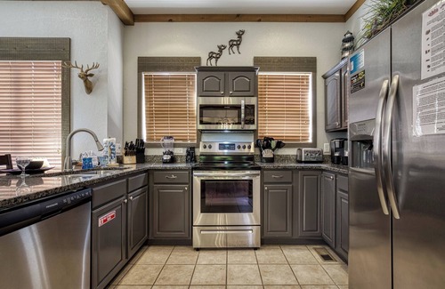 Gatlinburg Alquiler De RV | Greystone, Hot Tub, Game Room, FREE Attraction tickets each paid day, Pool Table