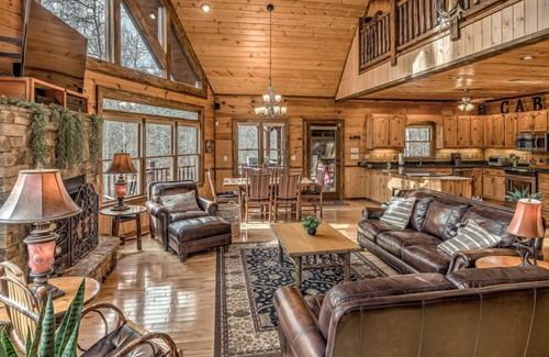 Foxfire Estates Cabina | Grizzley Gulch - Hot Tub | Arcade Game | Firepit | Outdoor Fireplace | Duck Pond View