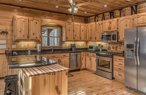 Foxfire Estates Cabina | Grizzley Gulch - Hot Tub | Arcade Game | Firepit | Outdoor Fireplace | Duck Pond View