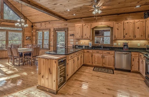 Foxfire Estates Cabina | Grizzley Gulch - Hot Tub | Arcade Game | Firepit | Outdoor Fireplace | Duck Pond View