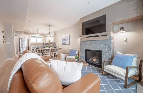 Snow Pine Estates Casa | Grizzly Ridge Getaway-Brand New, Hot Tub,Sleeps 11