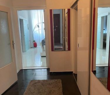 Funfhaus Apartamento | Großzügiges 85m2 City-Apartment - 2 Schlafräume, Hundefreundlich, Westbahnhof Nähe T4
