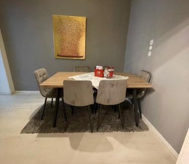 Funfhaus Apartamento | Großzügiges 85m2 City-Apartment - 2 Schlafräume, Hundefreundlich, Westbahnhof Nähe T4