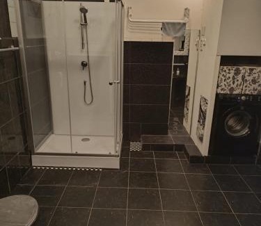 Funfhaus Apartamento | Großzügiges 85m2 City-Apartment - 2 Schlafräume, Hundefreundlich, Westbahnhof Nähe T4