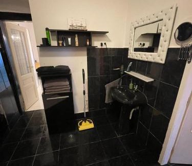 Funfhaus Apartamento | Großzügiges 85m2 City-Apartment - 2 Schlafräume, Hundefreundlich, Westbahnhof Nähe T4