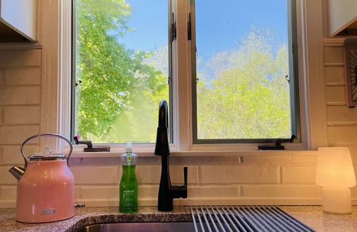 York Beach Casa | Groovy escape steps from the beach, a must sea! by Starship Stays