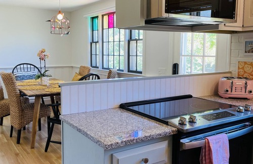 York Beach Casa | Groovy escape steps from the beach, a must sea! by Starship Stays