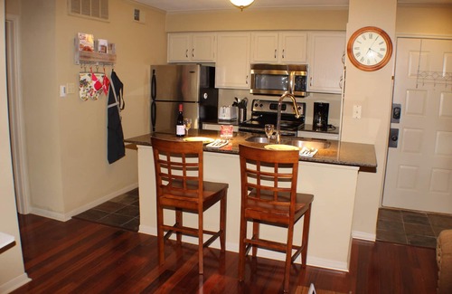 Waters Park Condominio | Ground Floor Condo in Gated Quiet Complex near the Domain, King Bed