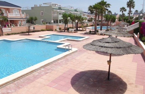 Los Arenales del Sol Apartamento | Apartamento en la esquina de la planta baja con WIFI, amplia zona para tomar el sol y vistas a la piscina