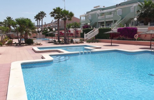 Los Arenales del Sol Apartamento | Apartamento en la esquina de la planta baja con WIFI, amplia zona para tomar el sol y vistas a la piscina