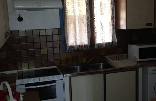 Belvedere-Campomoro Apartamento | Apartamento en planta baja con vistas al mar.