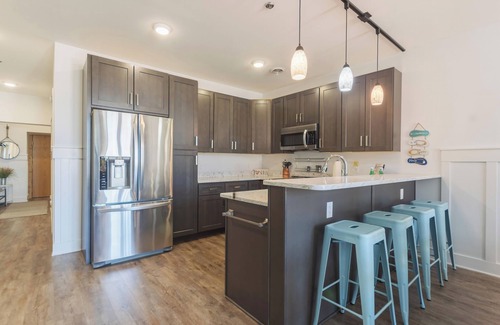 South Haven Condominio | Ground Floor Getaway- Year round indoor/outdoor pool close to town and beach!