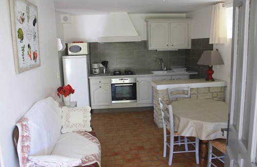 Saint-Pierre-de-Vassols Apartamento | cabaña amueblada en la planta baja de una hermosa propiedad con flores y bosques