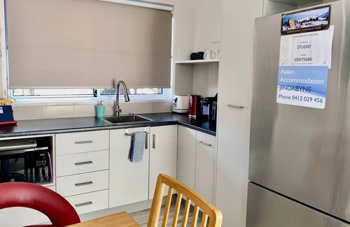 Jindabyne Apartamento | Estudio con vista al lago.