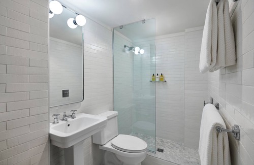 Dupont Circle Hotel | Group-Friendly: 4 Queen Room in Prime Location