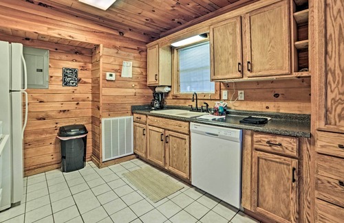 Springville Cabina | Group-Friendly Cabin on Kentucky Lake!