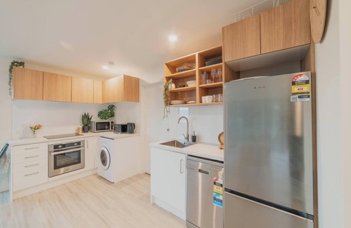 Redcliffs Casa | Group-Friendly Retreat - Ocean View, Free Parking