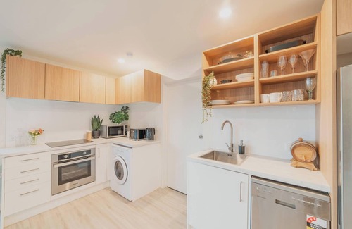 Redcliffs Casa | Group-Friendly Retreat - Ocean View, Free Parking
