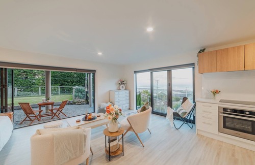 Redcliffs Casa | Group-Friendly Retreat - Ocean View, Free Parking