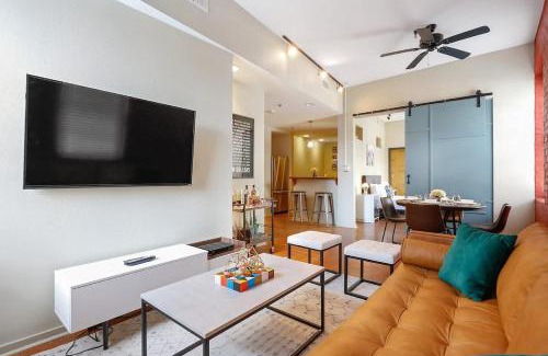 Arts/Warehouse District Apartamento | Group Getaway - 2 Modern 3BR-2BA Warehouse Flats - 6 Bedrooms & 4 Baths Total