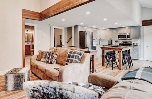 Canmore Villa | NUEVO 7Bd Mountain Home + piscina climatizada al aire libre y bañera de hidromasaje | Camina hasta el centro de Canmore