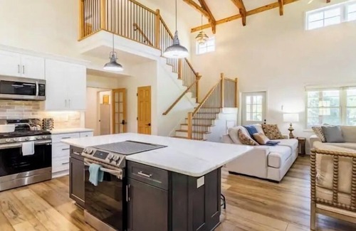 Summerville Otro | Group Retreat! Pool, Hot Tub, 15 Acres, Near Rome Tennis, Atlanta & Chattanooga!