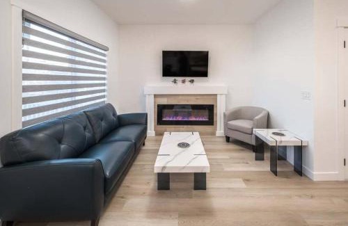 Lynnwood Ridge Casa | Group Stay, Sleeps 16! Near Downtown - 6BR Full Duplex, 2 Kitchens! FREE Banff Passes, Wine, Netflix, Parking!