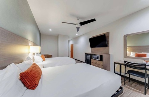 Eastside Promise Neighborhood Hotel | Groups’ Choice: 3 Comfortable Rooms Near Downtown w/ Free Breakfast