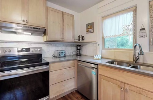 Weaverville Casa | Grove Cottage w Fire Pit, Walkable to Weaverville