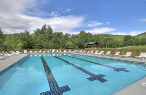 Gatlinburg - Pigeon Forge Casa | GSMNP entrance only 4 miles away Stunning panoramic views Dog-Friendly Seasonal Pool Access