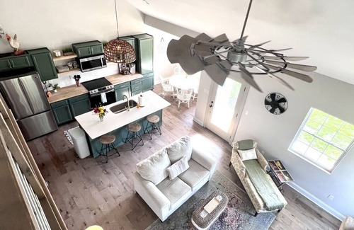 Ashley Oaks Cabaña | Guest Cottage with a BoHo Vibe