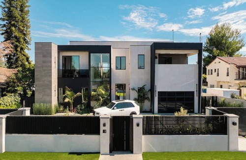 North Hollywood Villa | Villa moderna de alta tecnología muy espaciosa y privada con piscina y más