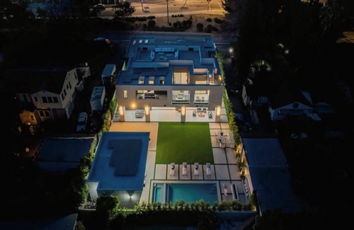 North Hollywood Villa | Villa moderna de alta tecnología muy espaciosa y privada con piscina y más