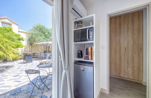 Saint-Christoly-Medoc Cama Y Desayuno | Casa de huéspedes 'Le Patio Du Port' con terraza privada, Wi-Fi y aire acondicionado