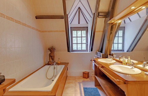 Saint-Amand-de-Vergt Casa | Guest House 'Chambre D'hôtes Iris' with Shared Pool, Shared Terrace and Wi-Fi