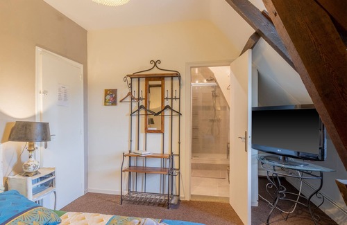 Saint-Amand-de-Vergt Casa | Guest House 'Chambre D'hôtes Magnolia' with Shared Pool, Shared Terrace and Wi-Fi