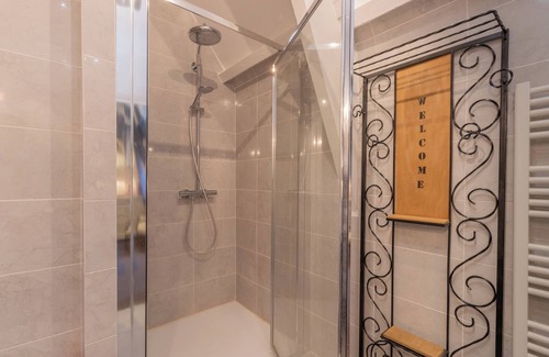 Saint-Amand-de-Vergt Casa | Guest House 'Chambre D'hôtes Magnolia' with Shared Pool, Shared Terrace and Wi-Fi