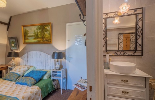 Saint-Amand-de-Vergt Casa | Guest House 'Chambre D'hôtes Magnolia' with Shared Pool, Shared Terrace and Wi-Fi