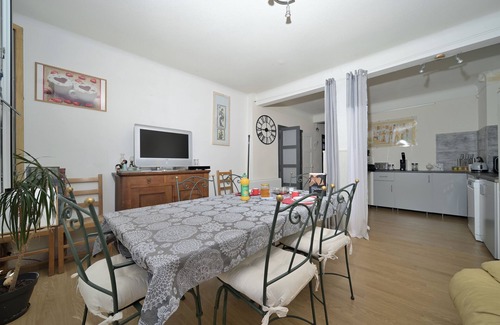 Auzat Cama Y Desayuno | Casa de huéspedes 'Jolie Chambre Au Calme À Auzat' con vistas a la montaña
