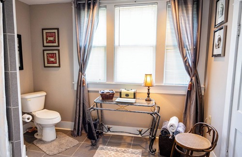 Lancaster Apartamento | Habitación con cama doble en The Guest House - Lancaster, KY