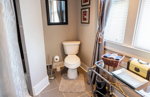 Lancaster Apartamento | Habitación con cama doble en The Guest House - Lancaster, KY