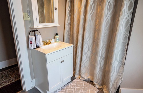 Lancaster Apartamento | Habitación con cama doble en The Guest House - Lancaster, KY