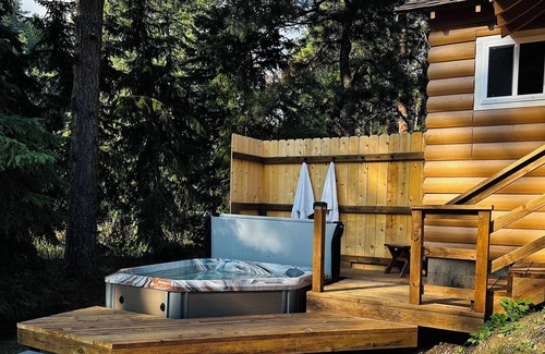 Rapid City Cabina | Guest House Studio Cabin w/Hot Tub and Beautiful Views.