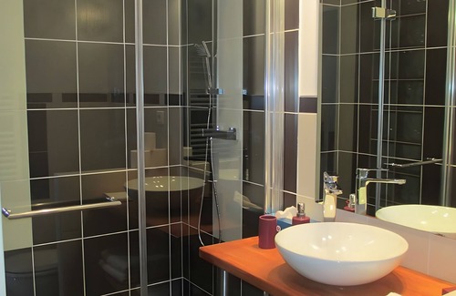 Saint-Julien-Labrousse Cama Y Desayuno | Guest Room "Room 1 – Valériane" with Shared Pool, Communal Terrace and Wi-Fi