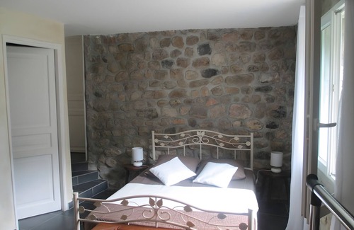 Saint-Julien-Labrousse Cama Y Desayuno | Guest Room "Room 1 – Valériane" with Shared Pool, Communal Terrace and Wi-Fi