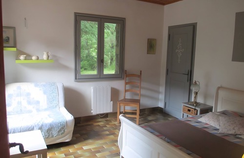 Saint-Julien-Labrousse Cama Y Desayuno | Guest Room 'Room 3 – Coquelicot' with Shared Pool, Communal Terrace and Wi-Fi