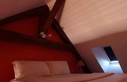 Beaumont-sur-Grosne Cama Y Desayuno | Guest Room 'Fuchia' with Shared Pool, Shared Terrace and Wi-Fi