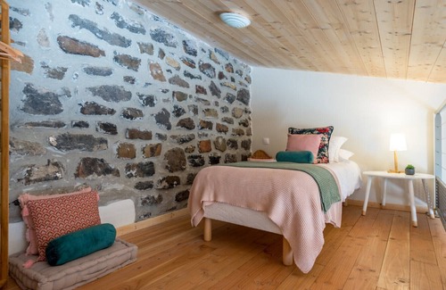Saint-Pons Cama Y Desayuno | Casa rural 'La Bergerie' con vistas a la montaña, piscina compartida y Wi-Fi