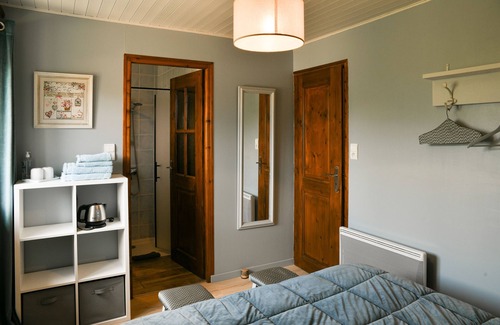 Loisieux Cama Y Desayuno | Habitación de huéspedes "Myosotis" con vistas a la montaña, piscina compartida y Wi-Fi