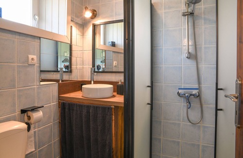 Loisieux Cama Y Desayuno | Habitación de huéspedes "Myosotis" con vistas a la montaña, piscina compartida y Wi-Fi